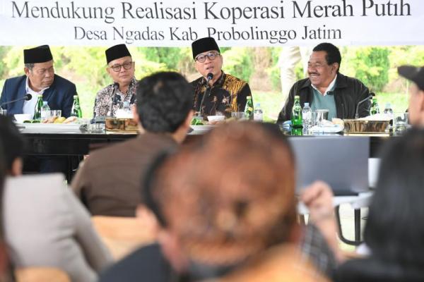 Mendes PDT Yandri Susanto saat dialog dengan para kepala desa di Kabupaten Probolinggo (Foto: Humas Kemendes PDT) 