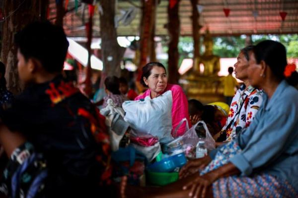 Pengungsi duduk di dalam sebuah tempat penampungan di Provinsi Sisaket di tengah bentrokan Thailand-Kamboja, di Thailand, 26 Juli 2025. REUTERS 