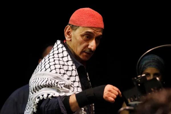 Musisi dan komposer Lebanon Ziad Rahbani tampil dalam sebuah konser di kota pelabuhan Sidon, Lebanon selatan, 9 Oktober 2014. (FOTO: REUTERS) 