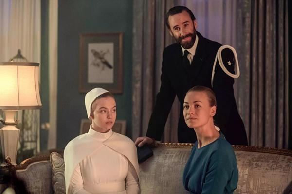 The Handmaid`s Tale Season 2 Episode 5 `Seeds` yang dibintangi Sydney Sweeney, Yvonne Strahovski, dan Joseph Fiennes. (FOTO: HULU) 