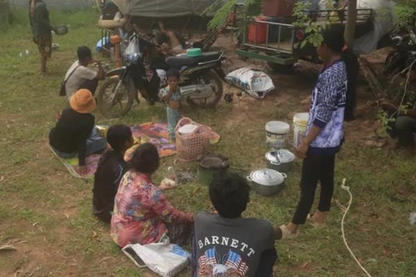 Warga Kamboja yang mengungsi akibat bentrokan di perbatasan dengan Thailand berkumpul di sebuah lokasi pengungsian pada hari Jumat (25/7/2025). (FOTO: ALJAZEERA) 