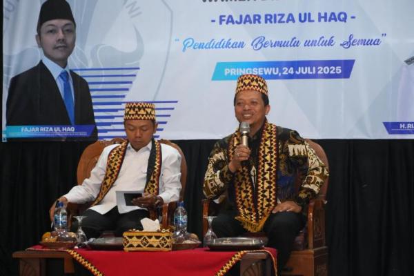 Wamendikdasmen Fajar Riza Ul Haq melalukan dialog interaktif dalam acara Sosialisasi Program Prioritas Kemendikdasmen, di Kabupaten Pringsewu, Provinsi Lampung (Foto: Ist/Humas Kemendikdasmen) 
