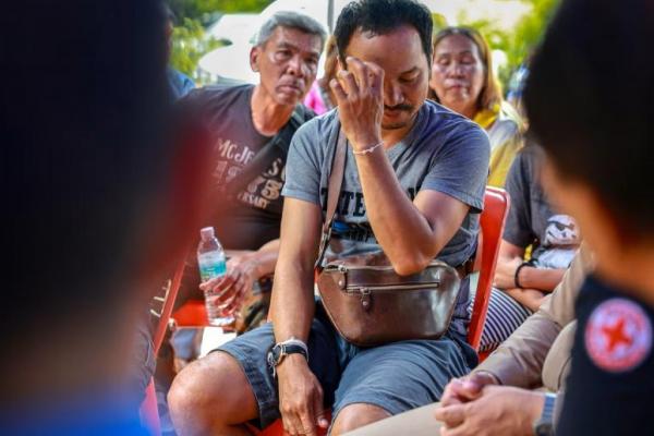 Komsan Prachan, 40 tahun, yang kehilangan istri dan dua anaknya dalam pertemuan dengan para pejabat di sebuah kuil di provinsi Sisaket, Thailand, 26 Juli 2025. REUTERS 