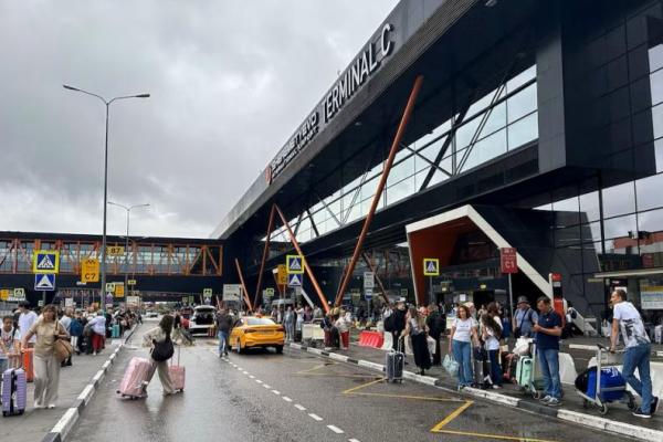 Orang-orang menunggu di luar Terminal C di bandara internasional Sheremetyevo di luar Moskow, Rusia, 21 Juli 2025. REUTERS 