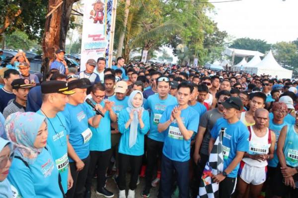 Mendes PDT Yandri saat memberi arahan dalam rangkaian acara PORNAS KORPRI Run Anyer 2025, di Kabupaten Serang, Banten (Foto: Humas Kemendes PDT) 