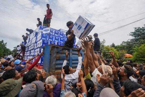 Orang-orang berkumpul untuk menerima bantuan air bersih yang disumbangkan di kamp Sekolah Dasar Batthkao, provinsi Oddar Meanchey, Kamboja, 26 Juli 2025. REUTERS 