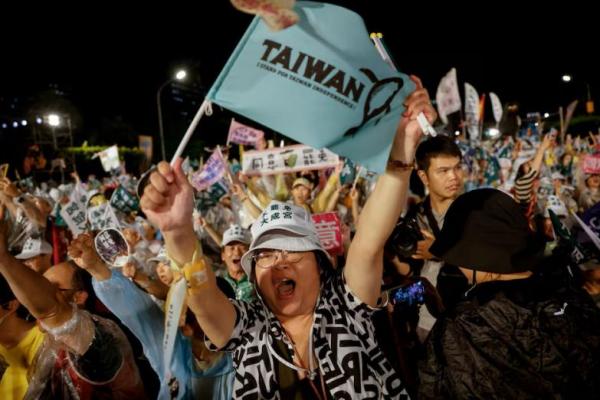 Pendukung gerakan pemungutan suara penarikan kembali berkumpul di Taipei, Taiwan, 24 Juli 2025. REUTERS 