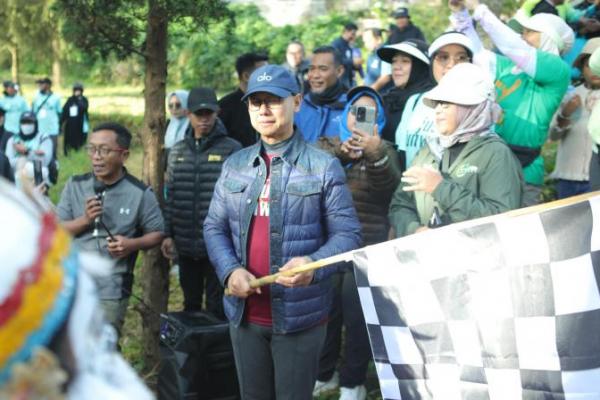 Wakil Ketua MPR RI dari Fraksi PAN, Eddy Soeparno  Pimpinan MPR RI dari Fraksi PAN, Eddy Soeparno membuka Dieng Fun Walk sebagai rangkaian acara Dieng Culture Festival (DCF) 2025 (Foto: Humas MPR) 