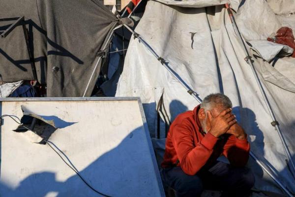 Seorang pria Palestina bereaksi di lokasi serangan udara Israel semalam terhadap sebuah tenda penampungan pengungsi, di Kota Gaza, 24 Juli 2025. REUTERS 