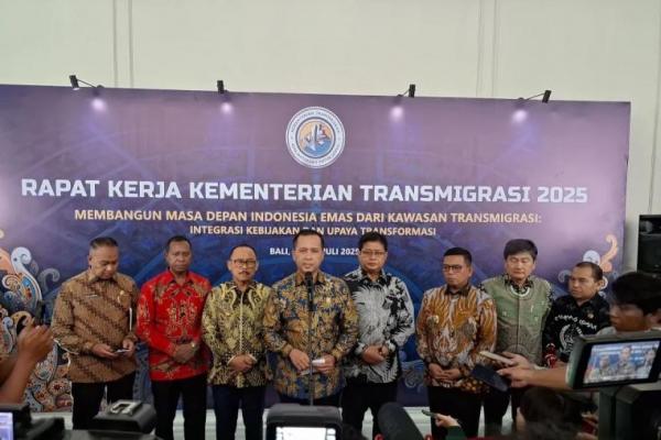 Menteri Transmigrasi (Mentrans) M.Iftitah Sulaiman konferensi pers di sela Rapat Kerja Teknis Ketransmigrasian Nasional, di Bali Convention Center, Denpasar, Bali (Foto: ANTARA) 