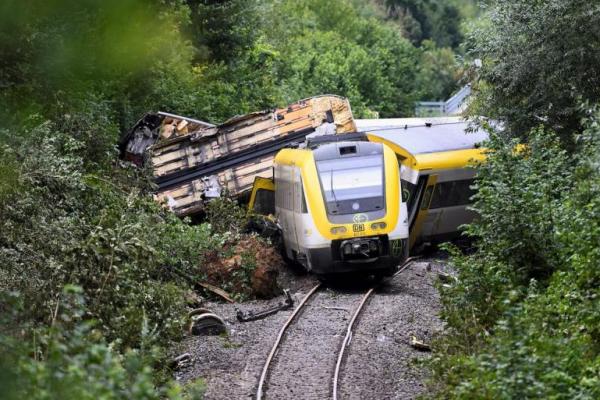 Pemandangan umum di lokasi tergelincirnya kereta penumpang lokal yang menyebabkan beberapa korban jiwa, di Riedlingen dekat Biberach, Jerman, 28 Juli 2025. REUTERS 