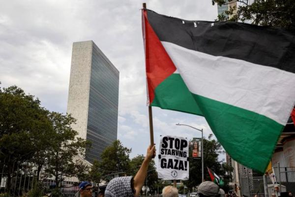 Orang-orang berunjuk rasa di depan markas besar PBB tuntut penghentian kelaparan di Gaza, di New York City, AS, 25 Juli 2025. REUTERS 