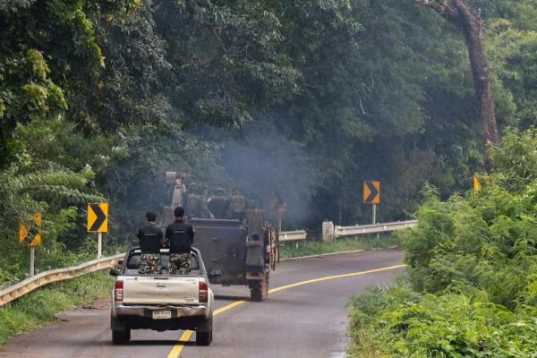 Kendaraan militer terlihat di provinsi Sisaket beberapa jam setelah Presiden AS Donald Trump mengatakan para pemimpin kedua negara sepakat melakukan gencatan senjata, Thailand, 27 Juli 2025. REUTERS 