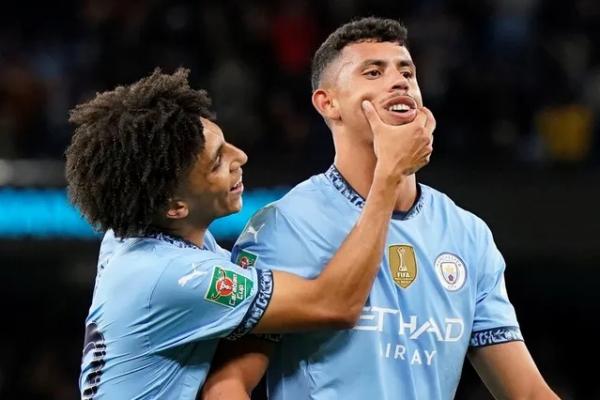 Pemain Manchester City, Matheus Nunes (kanan) dan Rico Lewis (kiri) (Foto: Sportsmole)  