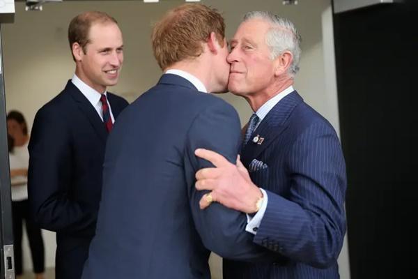 Pangeran Harry telah mengulurkan tangan untuk berdamai dengan ayahnya, Raja Charles III, dan saudaranya, Pangeran William. (FOTO: GETTY IMAGE) 
