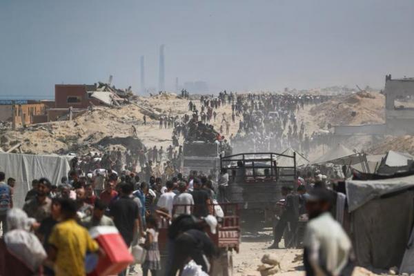 Warga Palestina berkumpul saat mencari bantuan yang masuk ke Gaza melalui Israel, di Beit Lahia, Jalur Gaza utara, 27 Juli 2025. REUTERS 