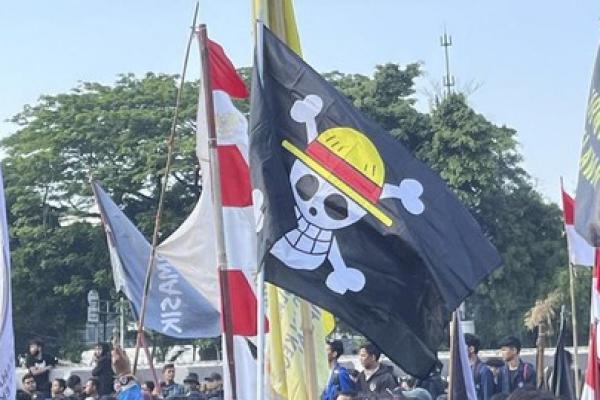 Salah satu peserta aksi menolak pengesahan Rancangan Undang-Undang (RUU) Pilkada terlihat membawa bendera bajak laut Monkey D. Luffy dari manga One Piece (CNN Indonesia/ Taufiq Hidayatullah) 