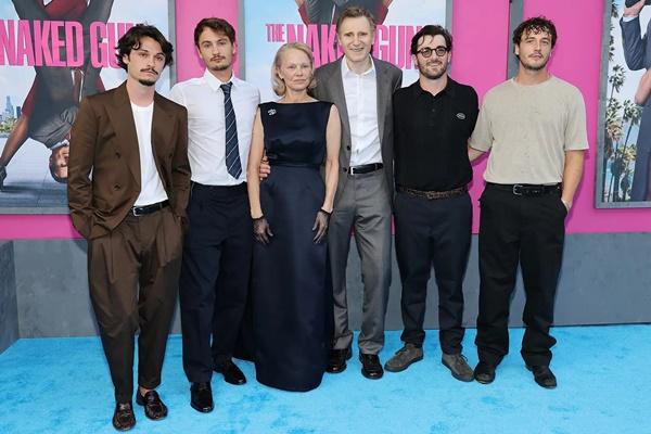 Dari Kiri: Dylan Jagger Lee, Brandon Thomas Lee, Pamela Anderson, Liam Neeson, Daniel Neeson dan Micheal Neeson di pemutaran perdana `The Naked Gun` pada 28 Juli 2025. (FOTO: GETTY IMAGE) 
