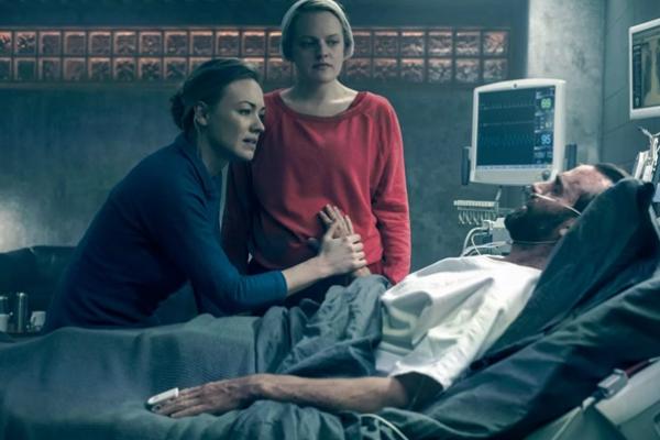The Handmaid`s Tale Season 2 Episode 7 `After` yang dibintangi Elisabeth Moss dan Yvonne Strahovski. (FOTO: HULU) 
