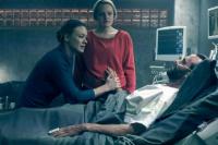 Rekap The Handmaid`s Tale S2E7 `After`: Serena dan June Bekerja Sama Merancang Undang-undang