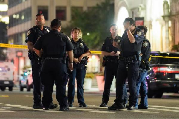 Petugas polisi berdiri di dekat lokasi penembakan yang dilaporkan terjadi di wilayah Manhattan, New York City, AS, 28 Juli 2025. REUTERS 