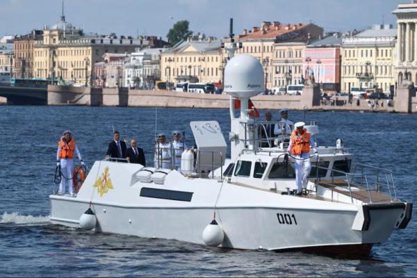 Presiden Rusia Vladimir Putin terlihat di atas kapal patroli Raptor pada Hari Angkatan Laut Rusia di Saint Petersburg, Rusia, 27 Juli 2025. Sputnik via REUTERS 