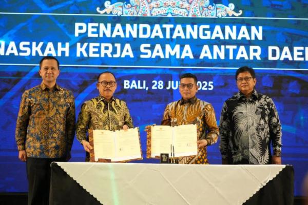Wamentrans Viva Yoga Mauladi (kanan) dalam penandatanganan kerja sama transmigrasi antara daerah yang berlangsung di sela Rapat Kerja Kementerian Transmigrasi 2025 di Bali (Foto: Humas Kementrans) 