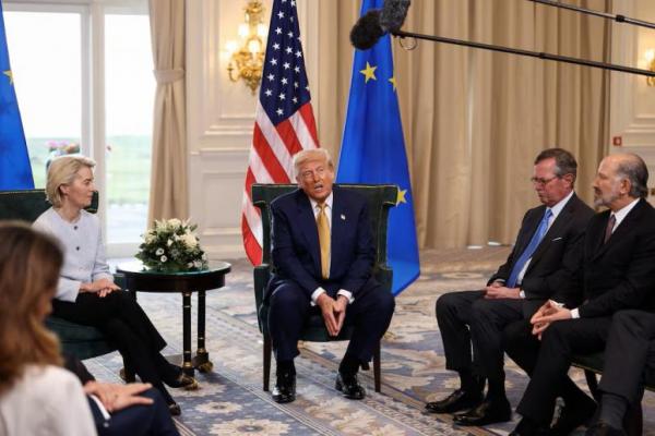 Presiden AS Donald Trump berbicara saat duduk bersama Presiden Komisi Eropa Ursula von der Leyen, di Turnberry, Skotlandia, Inggris, 27 Juli 2025. REUTERS 