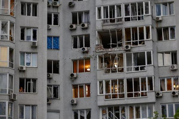 Sebuah pemandangan menunjukkan sebuah gedung apartemen yang rusak akibat serangan pesawat tak berawak Rusia, di Kyiv, Ukraina, 28 Juli 2025. REUTERS 