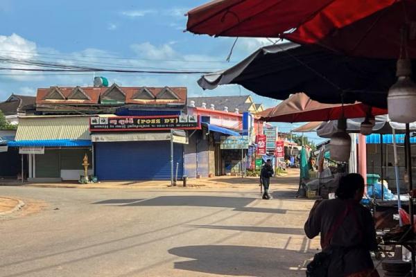 Sebuah pemandangan menunjukkan jalan kosong di Samraong, ibu kota provinsi Oddar Meanchey, sekitar 20 km dari perbatasan, Kamboja, 28 Juli 2025. REUTERS 