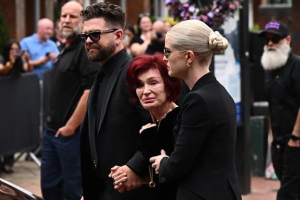 Jack Osbourne, Sharon Osbourne dan Kelly Osbourne selama prosesi pemakaman Ozzy Osbourne. (FOTO: GETTY IMAGE) 