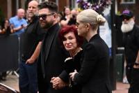 Jack Osbourne, Sharon Osbourne dan Kelly Osbourne selama prosesi pemakaman Ozzy Osbourne. (FOTO: GETTY IMAGE)