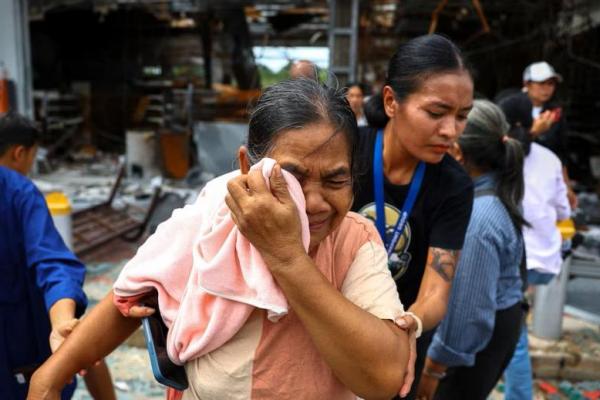 Seorang kerabat korban tewas menangis setelah upacara keagamaan usai peluru artileri Kamboja menghantam sebuah pom bensin dan menghancurkan toko swalayan 7-Eleven di Provinsi Sisaket, Thailand, 30 Juli 2025. REUTERS 