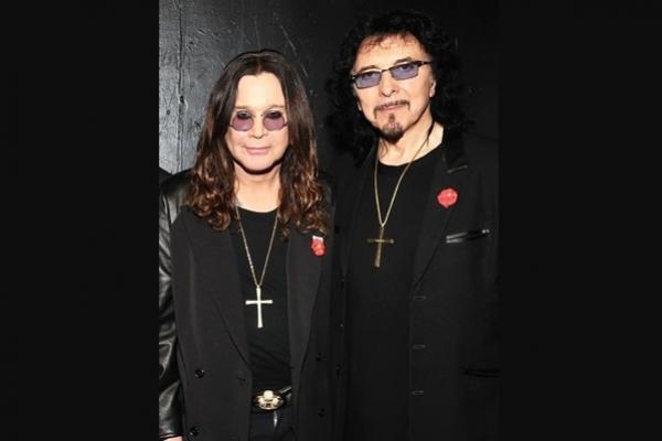 Ozzy Osbourne dan Tony Iommi di belakang panggung untuk pertunjukan reuni Black Sabbath pada 11 November 2011. (FOTO: WIREIMAGE) 