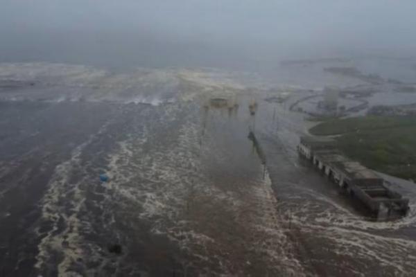 Gelombang tsunami membanjiri suatu daerah setelah gempa bumi berkekuatan 8,8 skala Richter melanda Semenanjung Kamchatka di timur jauh Rusia, di Severo-Kurilsk, Wilayah Sakhalin, Rusia, 30 Juli 2025. Handout via REUTERS 