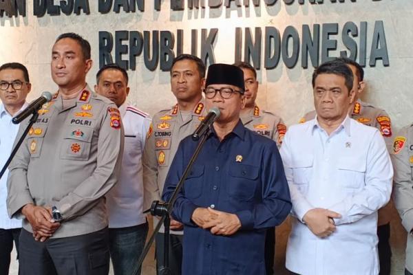 Mendes PDT, Yandri Susanto (tengah), Wamendes PDT, Ahmad Riza Patria (kanan), dan Kapolda Banten, Irjen Pol. Suyudi AS (kiri) saat melakukan konferensi pers di Gedung Kemendes PDT Jakarta (Foto: Vaza/Katakini) 
