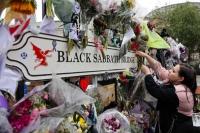 Karangan bunga para penggemar Ozzy Osbourne yang diletakkan di Villa Park tempat konser Back to the Beginning Black Sabbath digelar. (FOTO: SWNS)