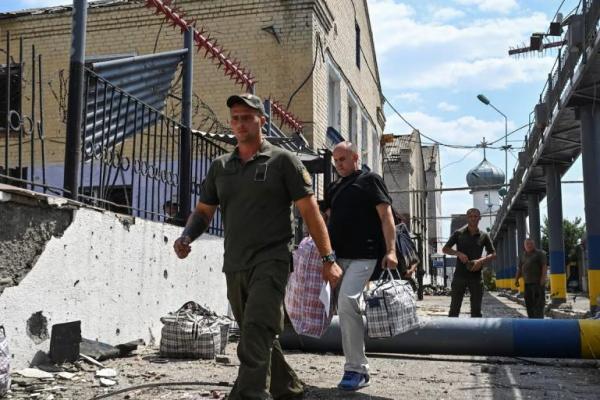 Seorang prajurit mendampingi seorang tahanan di lokasi penjara yang terkena serangan udara Rusia, di wilayah Zaporizhzhia, Ukraina, 29 Juli 2025. REUTERS 