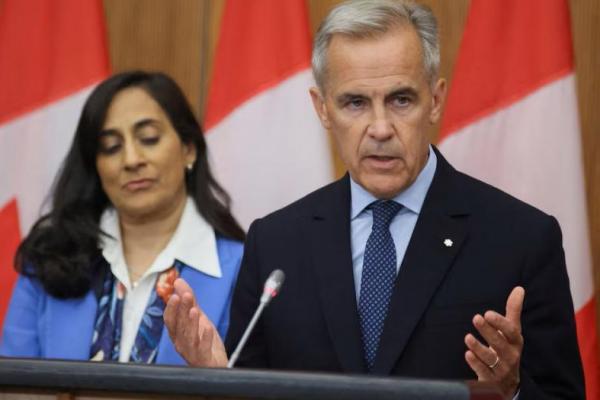 Perdana Menteri Kanada Mark Carney berbicara pada konferensi pers tentang pengakuan negara Palestina sementara Menteri Luar Negeri Anita Anand mendengarkan, di Ottawa, Ontario, Kanada, 30 Juli 2025. REUTERS 