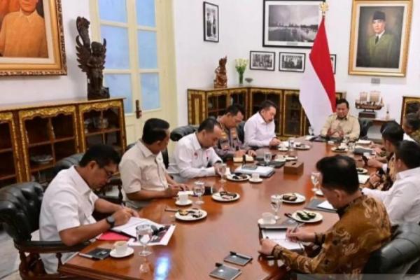 Presiden Prabowo Subianto menggelar pertemuan dengan Menteri Pertanian (Mentan) Andi Amran Sulaiman Kapolri Jenderal Pol Listyo Sigit Prabowo hingga Menteri Pertanian Andi Amran Sulaiman, di Istana Kepresidenan, Jakarta (Foto: Sekretariat Presiden) 