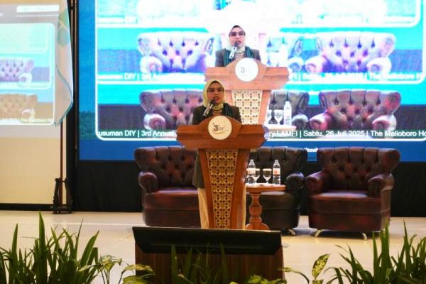 Ketua Fraksi PKB MPR RI sekaligus Anggota Komisi IX DPR RI, Neng Eem Marhamah Zulfa Hiz dalam forum nasional yang dihadiri para pemangku kebijakan dari Kemenkes, BPJS, kepala daerah, organisasi profesi, hingga pimpinan faskes dari seluruh Indonesia (Foto: Humas MPR) 