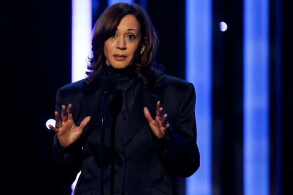 Mantan Wakil Presiden AS Kamala Harris menghadiri Penghargaan Citra NAACP ke-56 di Auditorium Civic Pasadena di Pasadena, California, AS, 22 Februari 2025. REUTERS 