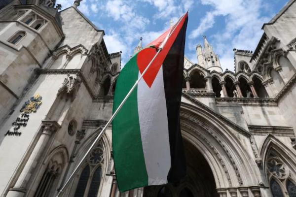 Bendera Palestina terlihat di luar Pengadilan Tinggi London, di London, Inggris, 30 Juli 2025. REUTERS 