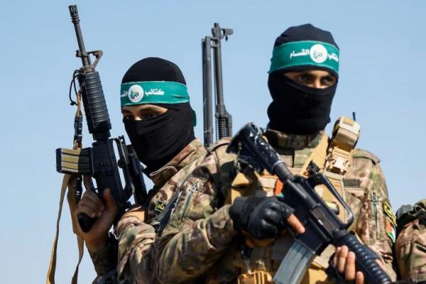 Pejuang Palestina dari sayap bersenjata Hamas ikut parade militer memperingati perang 2014 dengan Israel, di dekat perbatasan di Jalur Gaza tengah, 19 Juli 2023. REUTERS 