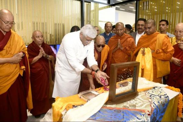 Menteri Kebudayaan dan Pariwisata India, Gajendra Singh Shekhawat, berdoa setelah menerima Permata Piprahwa Buddha Bersejarah yang dipulangkan di bandara New Delhi, India, 30 Juli 2025. Handout via REUTERS 