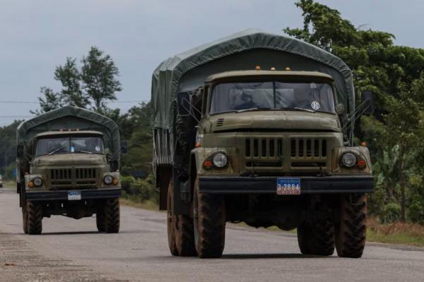 Kendaraan militer terlihat di jalan, setelah para pemimpin Kamboja dan Thailand menyepakati gencatan senjata, di provinsi Oddar Meanchey, Kamboja, 30 Juli 2025. REUTERS 