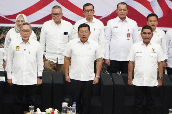 Kepala Badan Pangan Nasional/National Food Agency (NFA)  Arief Prasetyo Adi mendampingi Menteri Koordinator Bidang Pangan Zulkifli Hasan meninjau Koperasi Desa Merah Putih Penfui Timur, Kupang, Nusa Tenggara Timur (NTT), Jumat (1/8/2025).(foto:NFA) 