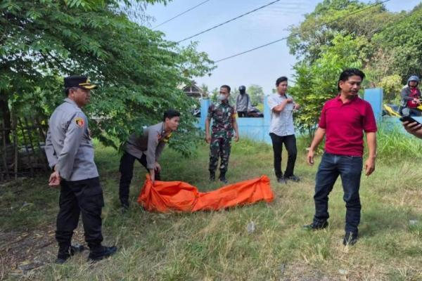 Petugas kepolisian evakuasi jenazah korban di Desa Sentul, Kecamatan Kragilan, Kabupaten Serang, Banten (Foto: Polres Serang) 