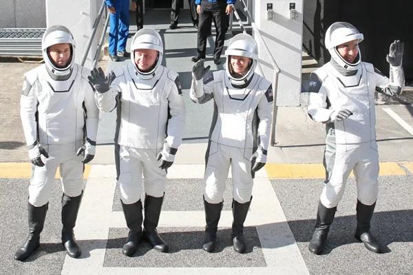 Astronot misi kru-11: kosmonot Roscosmos Oleg Platonov, astronot NASA Mike Fincke, astronot NASA dan komandan misi Zena Cardman dan astronot JAXA Kimiya Yui. (FOTO: AFP) 
