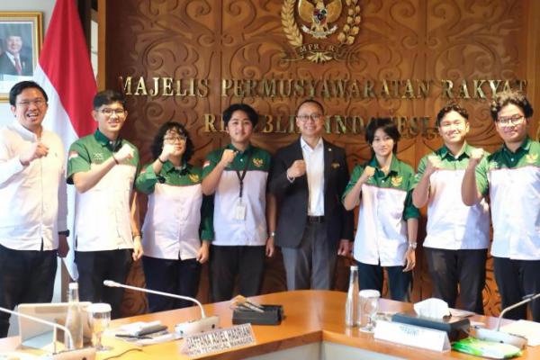 Wakil Ketua MPR RI Eddy Soeparno menerima audiensi dari Tim Anargya yang merupakan Tim Inovator Mobil Listrik dari mahasiswa ITS (Foto: Humas MPR) 